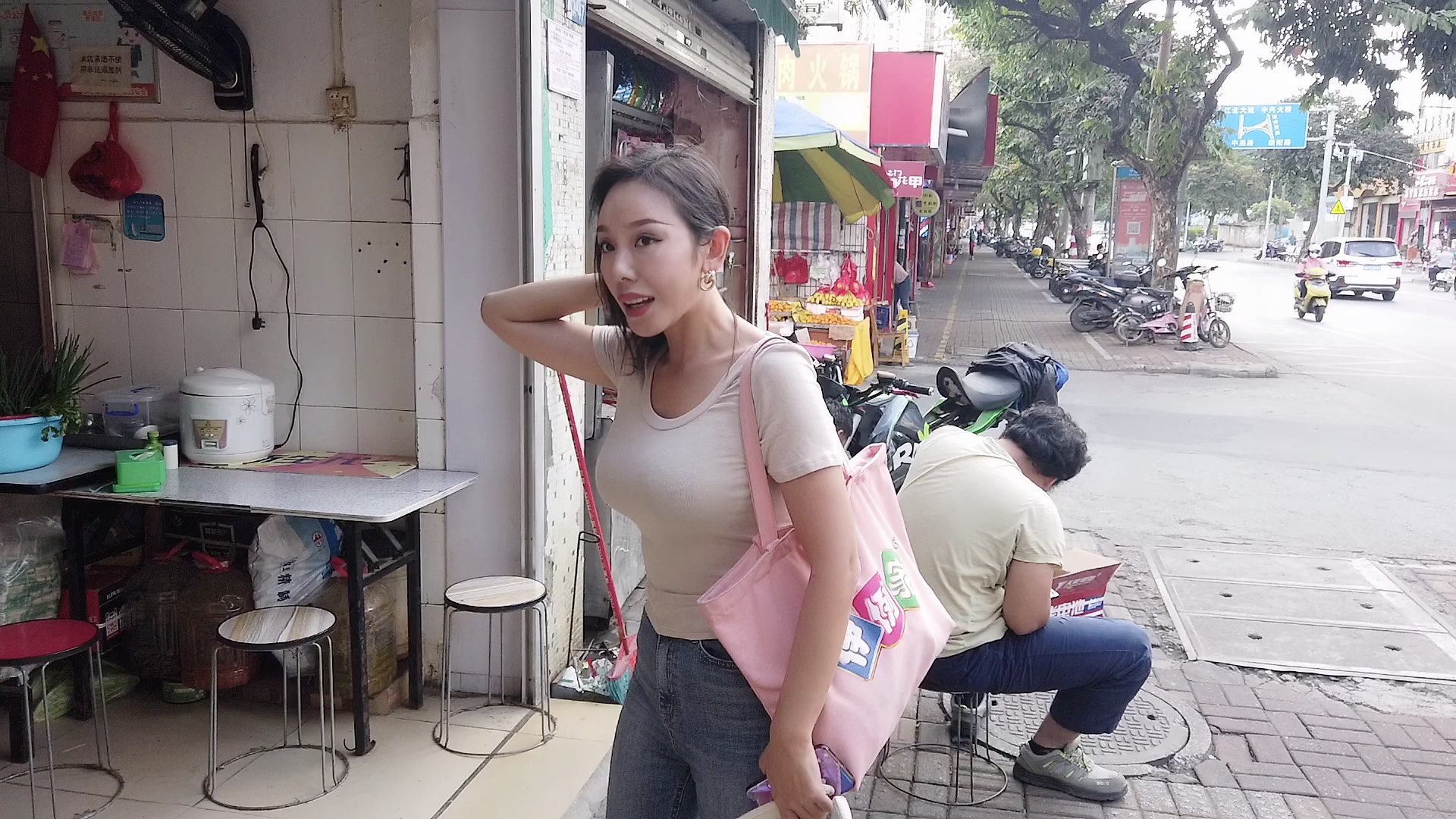 妹子在广西南宁吃老友粉7元一碗还放了很多猪肉又滑又嫩真实惠