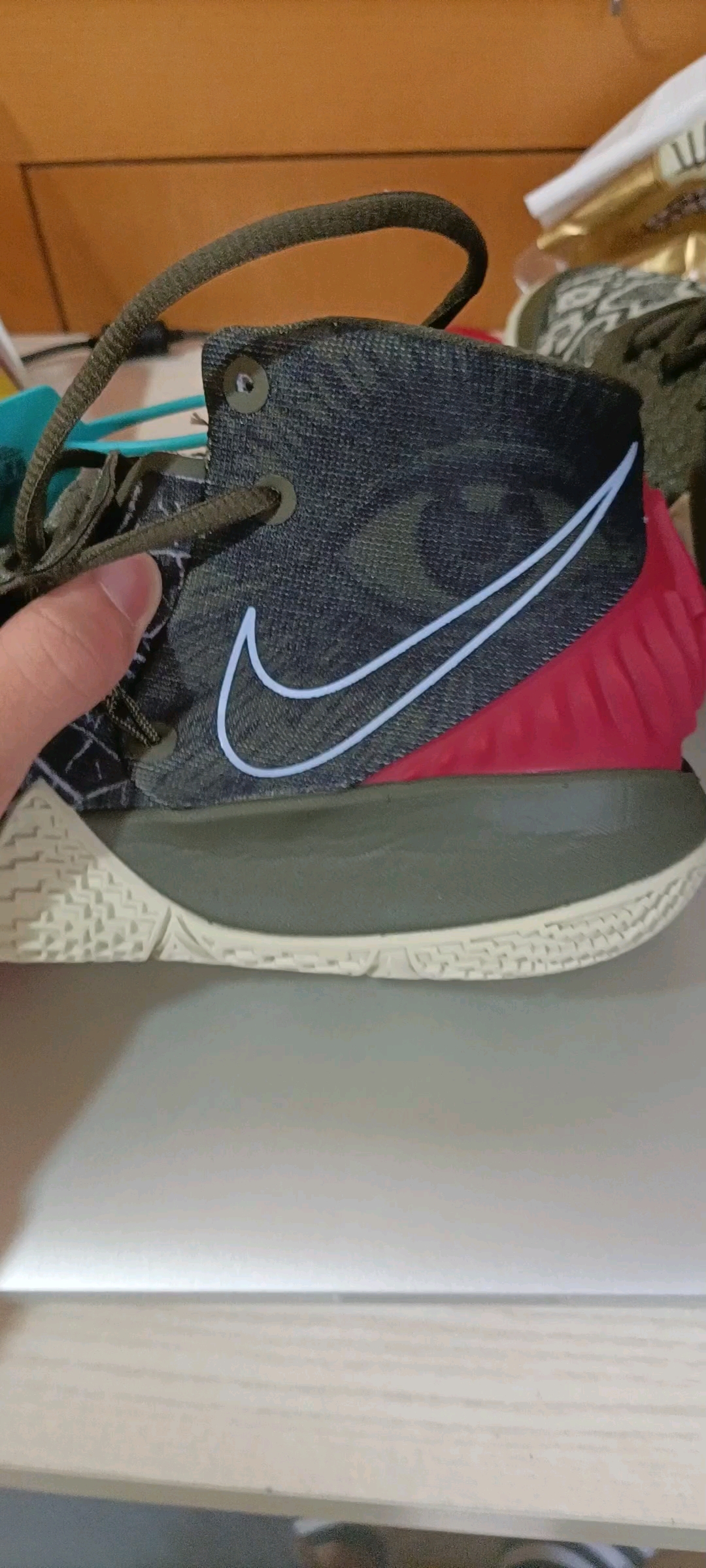 欧文s2后跟图案感觉有问题