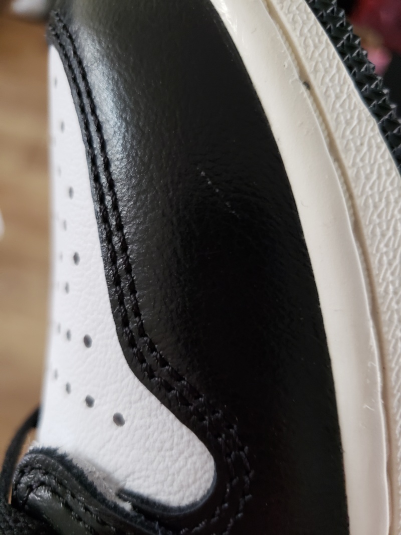 aj1红勾黑脚趾,鞋面小划痕,可以忍吗?