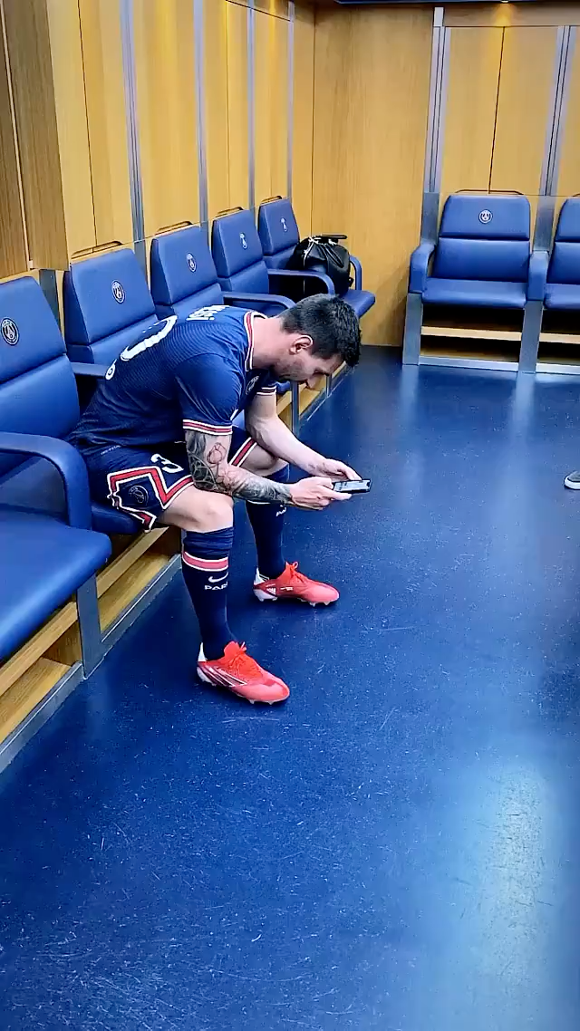 梅西在更衣室内现场关注巴黎官方ins账号