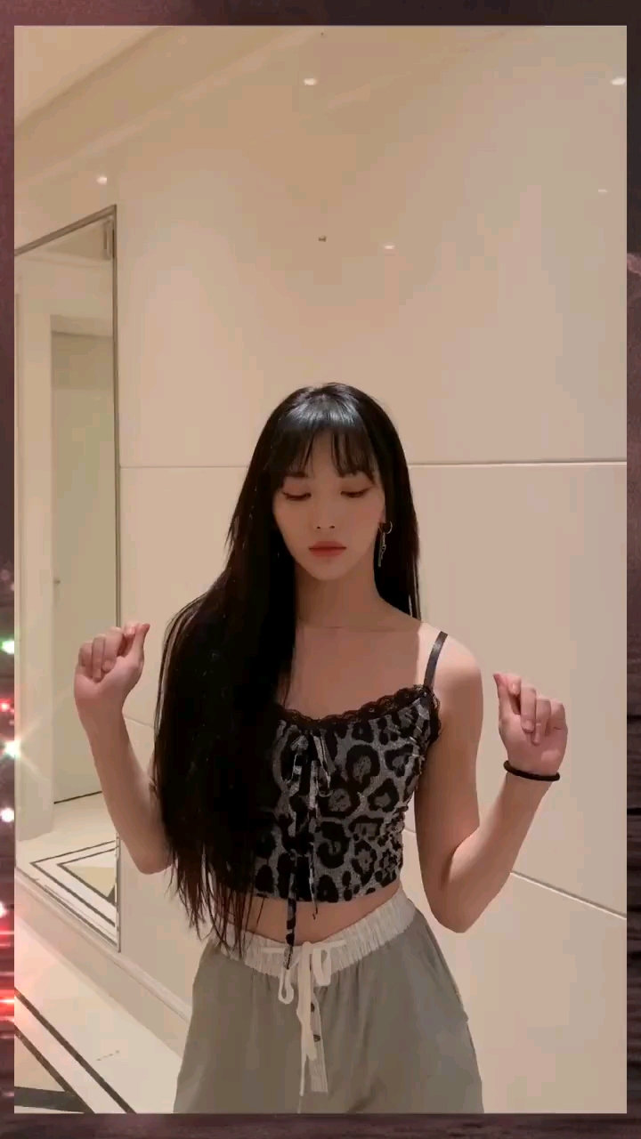 甩发女王孔雪儿翻jessinununana太绝了