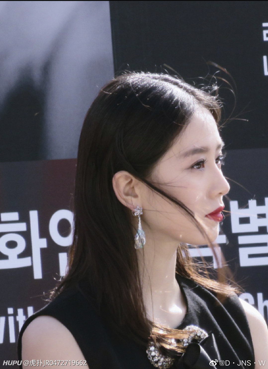 刘诗诗釜山电影节红毯造型被韩国媒体评为聚焦所有镜头的大陆美貌