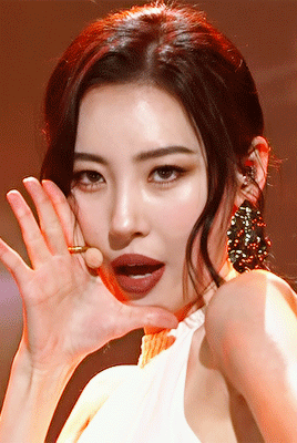 来一波美女明星的动图,给大家瞧一瞧