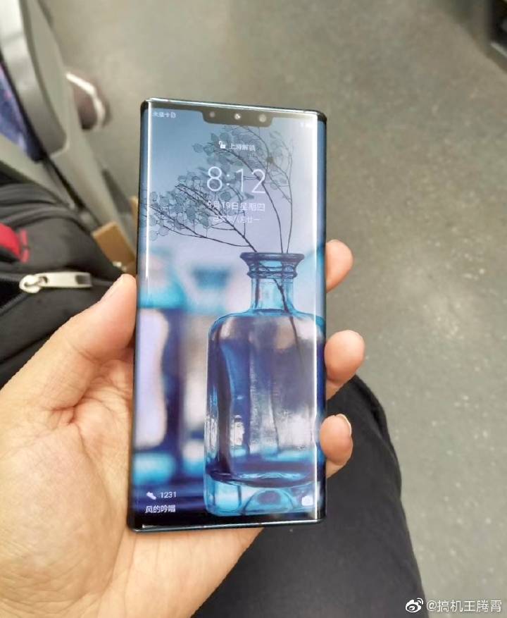 华为mate30pro刘海中的摄像头还真暗化的不好