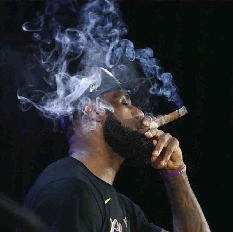 哪个大神惯我一下,把配图里詹姆斯头上的烟雾p成皇冠形状吧