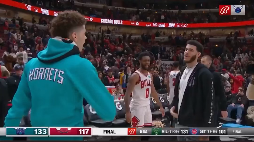 比赛结束球哥和三球相互拥抱