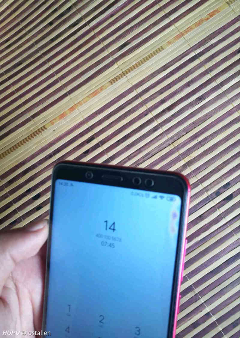 去年双11的时候在京东买了个红米note5,这几天屏幕右上角出现了问题