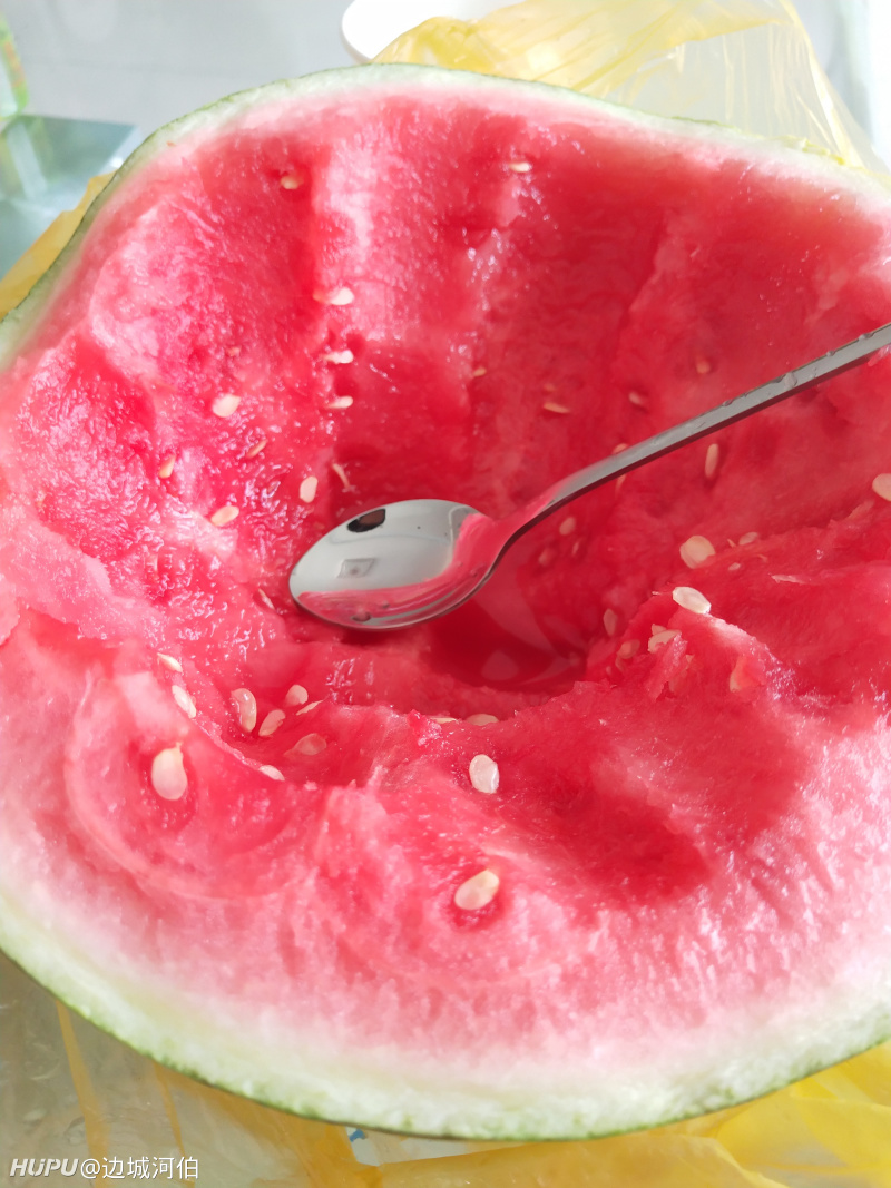 周末躺沙发看着球赛吃着冰瓜.