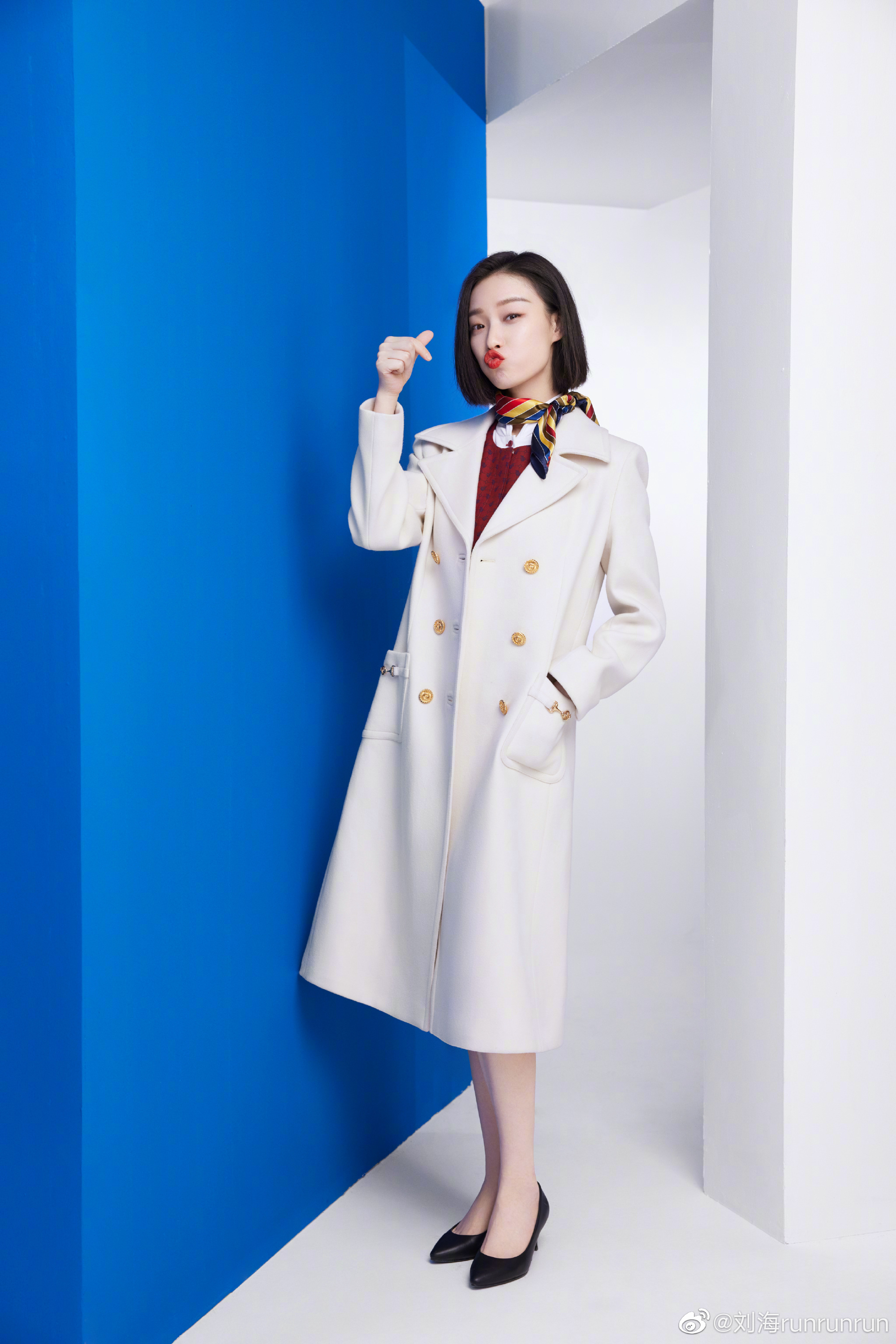 倪妮果然很倪妮 春晚首秀太飒爽 知性短发配风衣 戴丝巾很讲究 娱乐圈 虎扑社区