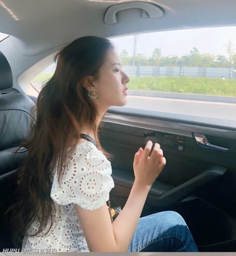 这是什么豪华车,这位侧脸很美的美女坐在后排很宽敞,卷发很美