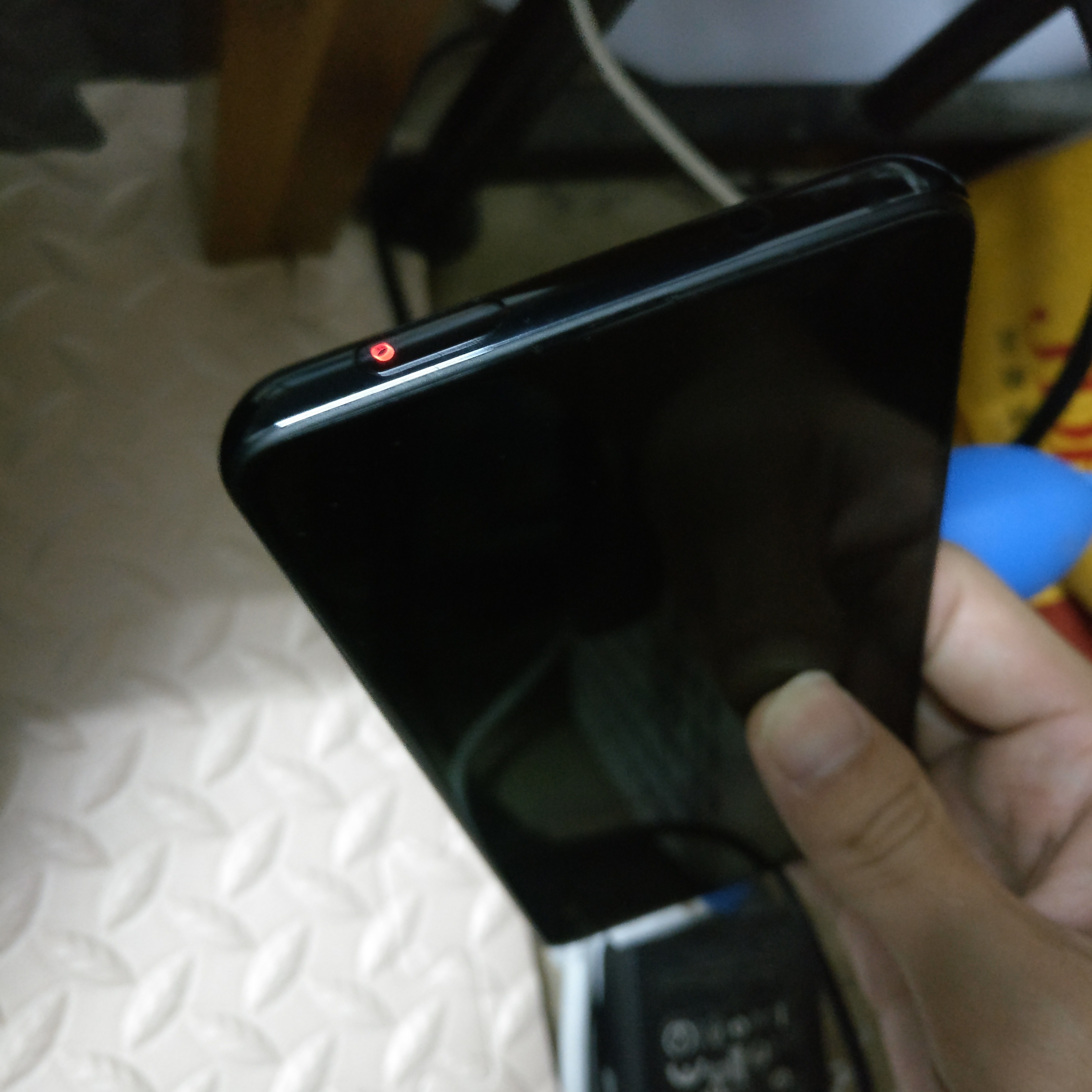 红米k20pro打电话黑屏了就亮不起来了