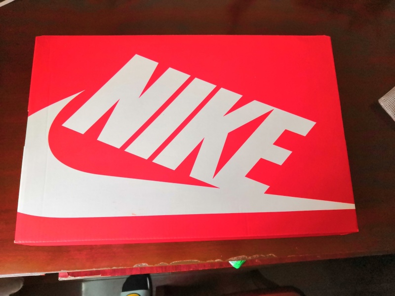 红色的鞋盒,一般休闲鞋和复刻鞋采用