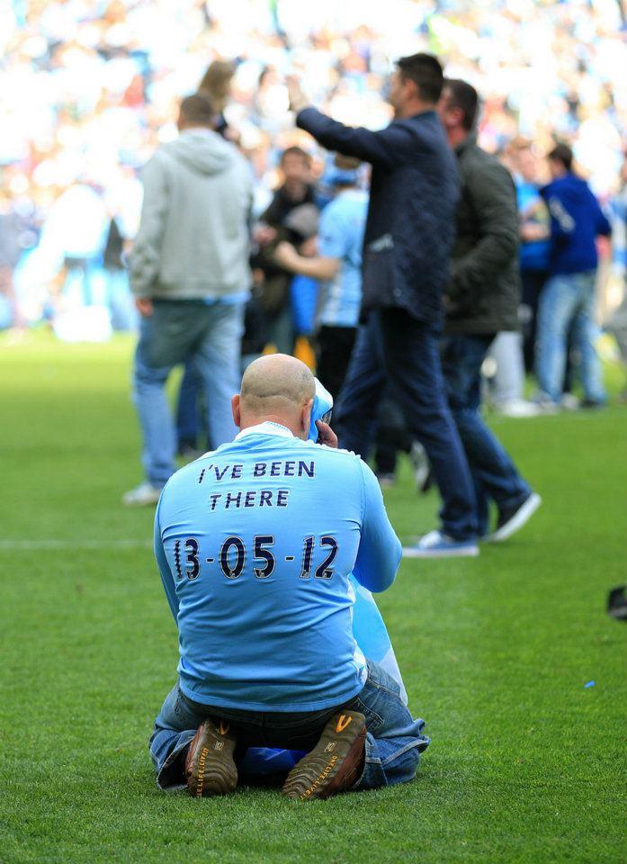 跪在场上的那位老兄 背后句子是不是